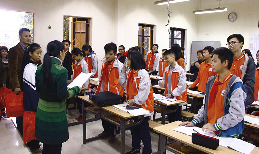 Thăm Và Tặng Quà Các Em Học Sinh Có Hoàn Cảnh Khó Khăn Trường THCS Nguyễn Trãi